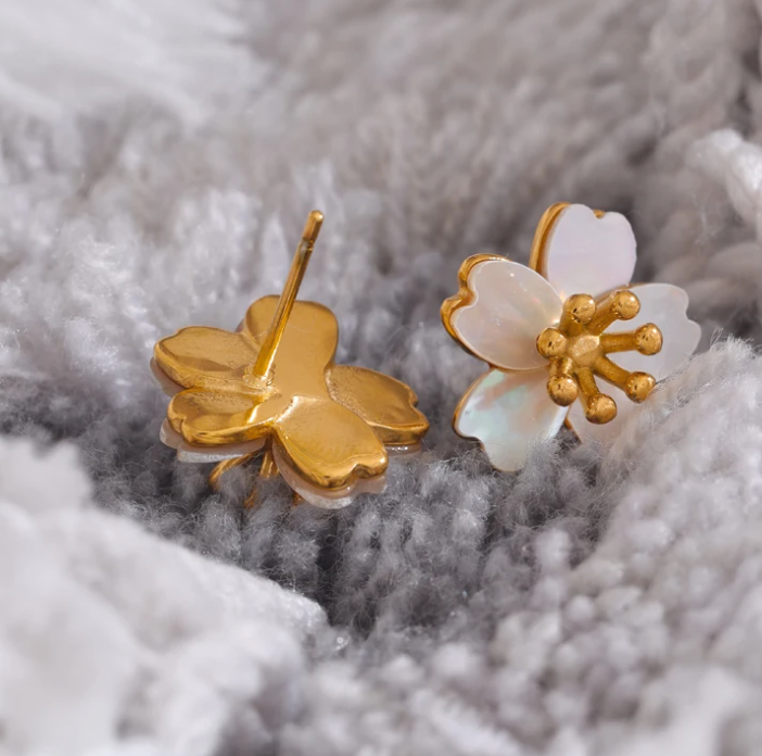 Arete Flor Banca Dorada