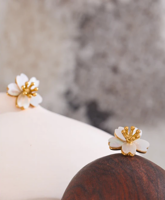 Arete Flor Banca Dorada